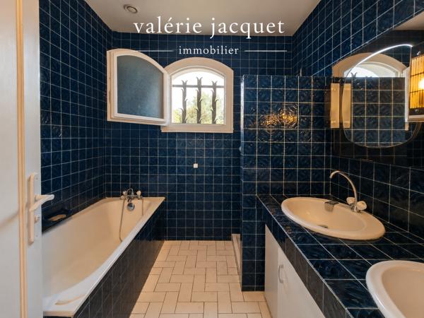 Maison familiale de 4 chambres avec vie de plain-pied – 3 150 m² de terrain – À 5 minutes à pied du centre-vil