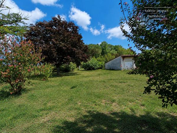 Maison familiale de 4 chambres avec vie de plain-pied – 3 150 m² de terrain – À 5 minutes à pied du centre-vil