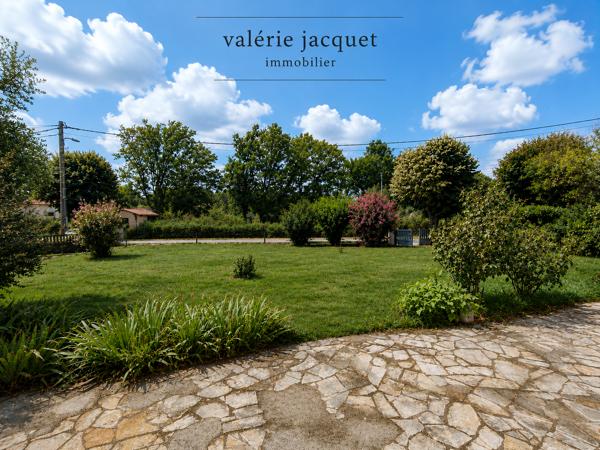 Maison familiale de 4 chambres avec vie de plain-pied – 3 150 m² de terrain – À 5 minutes à pied du centre-vil