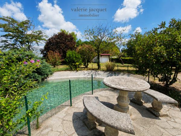 Maison familiale de 4 chambres avec vie de plain-pied – 3 150 m² de terrain – À 5 minutes à pied du centre-vil