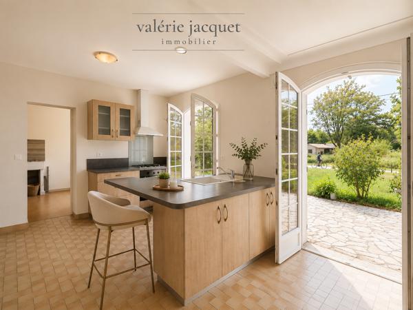 Maison familiale de 4 chambres avec vie de plain-pied – 3 150 m² de terrain – À 5 minutes à pied du centre-vil