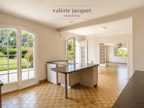 Maison familiale de 4 chambres avec vie de plain-pied – 3 150 m² de terrain – À 5 minutes à pied du centre-vil
