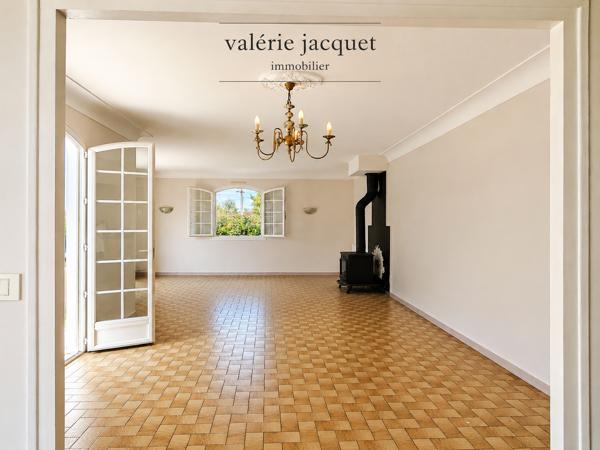 Maison familiale de 4 chambres avec vie de plain-pied – 3 150 m² de terrain – À 5 minutes à pied du centre-vil