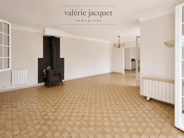 Maison familiale de 4 chambres avec vie de plain-pied – 3 150 m² de terrain – À 5 minutes à pied du centre-vil