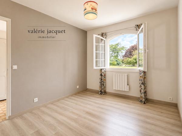 Maison familiale de 4 chambres avec vie de plain-pied – 3 150 m² de terrain – À 5 minutes à pied du centre-vil