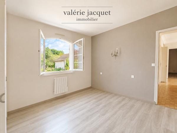 Maison familiale de 4 chambres avec vie de plain-pied – 3 150 m² de terrain – À 5 minutes à pied du centre-vil