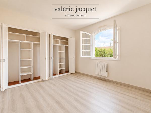 Maison familiale de 4 chambres avec vie de plain-pied – 3 150 m² de terrain – À 5 minutes à pied du centre-vil