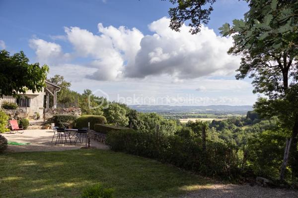 Un cadre exceptionnel au cœur des coteaux agenais...
Dominant la vallée de la Garonne, à 15 mn d Agen, cette remarquable propriété de caractère offre un environnement privilégié alliant calme absolu, nature préservée et panorama dégagé.

Édifiée au cœur d'un domaine d'environ 4,2 hectares composé principalement de bois, elle bénéficie d'une intimité rare tout en restant à proximité immédiate d'Agen, de ses commerces et de sa gare TGV reliant Paris en un peu plus de trois heures.

Une demeure authentique et chaleureuse
Cette élégante chartreuse du XVIIIᵉ siècle a conservé tout le charme de son architecture d'origine tout en bénéficiant d'aménagements de qualité.
Témoignage du riche patrimoine architectural du Sud-Ouest, la chartreuse était à l'origine une demeure de campagne recherchée par les familles aisées de la région, séduites par son implantation privilégiée et son ouverture sur la nature environnante.

Cette charmante chartreuse de plain-pied séduit dès le premier regard par son authenticité et sa belle luminosité. Ses grandes ouvertures à petits carreaux, équipées de double vitrage, laissent généreusement entrer la lumière tout en assurant un excellent confort.
L’agencement intérieur a été pensé pour offrir une circulation fluide et agréable. Un vaste couloir traversant distribue harmonieusement les principales pièces de vie. Le bureau, ou chambre, agrémenté d’une cheminée, profite d’une vue privilégiée sur la galerie et la nature environnante, tandis que le salon spacieux prolonge cette atmosphère chaleureuse vers une conviviale cuisine-salle à manger, elle aussi organisée autour d’une cheminée.
La terrasse exposée au sud, à l’abri des vents, constitue un véritable espace de vie supplémentaire, idéal pour profiter des beaux jours dans un cadre verdoyant et apaisant.
L’espace nuit comprend trois chambres, dont deux belles suites avec salle de bains privative, un bureau ou chambre, garantissant confort et intimité. La climatisation équipe les principales pièces pour un bien-être optimal en toute saison.
Les sols en terre cuite, les teintes douces des boiseries et des volets, ainsi que les éléments anciens soigneusement préservés, confèrent à l’ensemble une atmosphère élégante et intemporelle. Les nombreuses portes-fenêtres créent une continuité naturelle entre les espaces intérieurs et les galeries intérieures et extérieures, offrant à chaque instant une agréable connexion avec l’extérieur.

Les matériaux anciens, les cheminées, les poutres apparentes et les nombreuses ouvertures confèrent à l'ensemble une atmosphère chaleureuse et raffinée.

Des espaces d'accueil et de réception :
Une maison d'amis indépendante complète harmonieusement la propriété. Elle offre de belles capacités d'hébergement pour recevoir famille et amis dans un confort optimal.
Cette seconde habitation développe un charme authentique mêlant pierre, bois et lumière. Élevée sur deux niveaux et prolongée par les dépendances, elle offre un cadre chaleureux et convivial, idéal pour recevoir famille et amis.

Au rez-de-chaussée, une vaste pièce de vie baignée de lumière grâce à ses larges ouvertures accueille un salon avec cuisine ouverte, créant un espace propice aux moments de partage. Les sols en pierre renforcent le caractère et l’élégance de l’ensemble. Dans son prolongement, une confortable suite parentale dispose de sa salle de bains complète, de nombreux rangements et d’un espace dressing. Des toilettes indépendantes complètent ce niveau. La salle de billard, accessible directement depuis la maison, ouvre quant à elle la porte vers les dépendances attenantes.

À l’étage, l’ambiance évoque les grandes maisons de famille d’autrefois. Un vaste espace mansardé, rythmé par ses poutres apparentes et ses ouvertures généreuses, accueille 4 espaces nuit organisés dans un esprit dortoir chic. Capable de loger confortablement une grande famille ou de nombreux invités, ce niveau dispose également d’une salle d’eau et de toilettes.


Une maison pleine de caractère, parfaitement adaptée à un projet d’accueil, à une résidence familiale ou à l’hébergement d’amis dans un environnement chargé d’histoire et de sérénité.
Les nombreuses dépendances permettent également d'envisager différents projets : activité touristique, évènementielle, artistique ou simplement agrandissement des espaces de vie. La vaste grange restaurée développe environ 200 m² au sol et plusieurs bâtiments annexes viennent enrichir le potentiel de la propriété.

Un extérieur pensé pour la détente :
Le domaine dispose d'une grande piscine avec son espace détente, d'un terrain de pétanque ainsi que de plusieurs bâtiments annexes offrant de nombreuses possibilités d'aménagement. Très grand car port pouvant accueillir plusieurs véhicules.

Les extérieurs, parfaitement intégrés dans leur environnement naturel, invitent à la sérénité et à la contemplation.

Un bien rare aux multiples possibilités
Résidence principale de prestige, maison familiale, propriété de réception ou projet d'hébergement haut de gamme, ce domaine répond à de nombreux usages.

Son patrimoine bâti, son environnement privilégié et l'importance de sa surface boisée en font une propriété rare sur le marché du Sud-Ouest.

Les points forts. :
Chartreuse du XVIIIᵉ siècle pleine de charme
Domaine d'environ 4,2 hectares
Grange 
Vue dominante sur la vallée de la Garonne
Maison d'amis indépendante
Nombreuses dépendances
Piscine et espaces de loisirs
Environnement calme et préservé
À proximité immédiate d'Agen et de la gare TGV
Potentiel d'exploitation touristique ou événementielle. Proximité d'un centre équestre.

A visiter sans tarder !