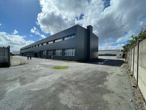 LOCATION BUREAUX NIORT ZONE SAINT LIGUAIRE 1022m2 DIVISIBLE A PARTIR DE 200m2