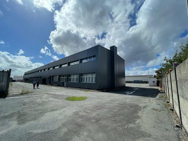 LOCATION BUREAUX NIORT ZONE SAINT LIGUAIRE 1022m2 DIVISIBLE A PARTIR DE 200m2