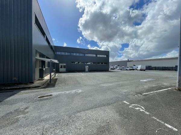 LOCATION BUREAUX NIORT ZONE SAINT LIGUAIRE 1022m2 DIVISIBLE A PARTIR DE 200m2