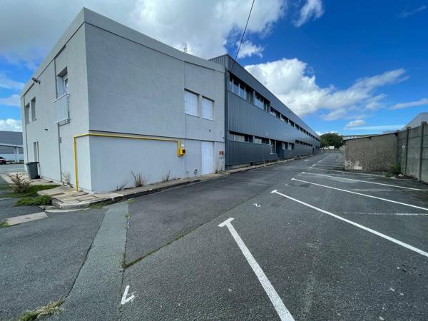 LOCATION BUREAUX NIORT ZONE SAINT LIGUAIRE 1022m2 DIVISIBLE A PARTIR DE 200m2