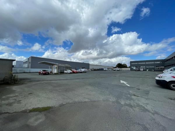 LOCATION BUREAUX NIORT ZONE SAINT LIGUAIRE 1022m2 DIVISIBLE A PARTIR DE 200m2