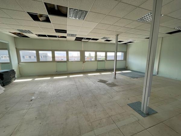 LOCATION BUREAUX NIORT ZONE SAINT LIGUAIRE 1022m2 DIVISIBLE A PARTIR DE 200m2