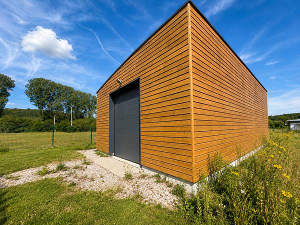 Bâtiment de stockage neuf de 60 m², fonctionnel et sécurisé.