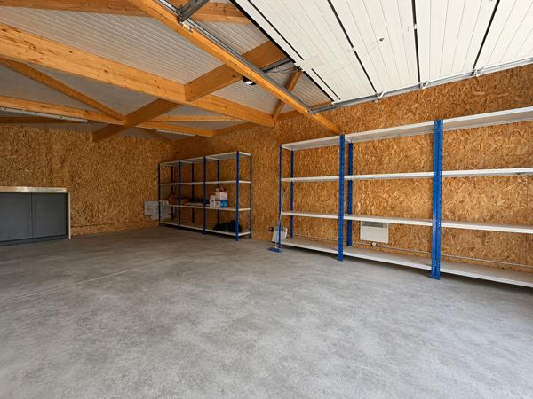 Bâtiment de stockage neuf de 60 m², fonctionnel et sécurisé.