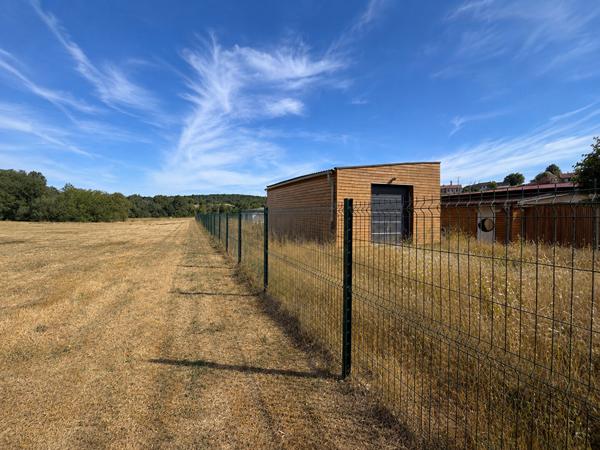Bâtiment de stockage neuf de 60 m², fonctionnel et sécurisé.