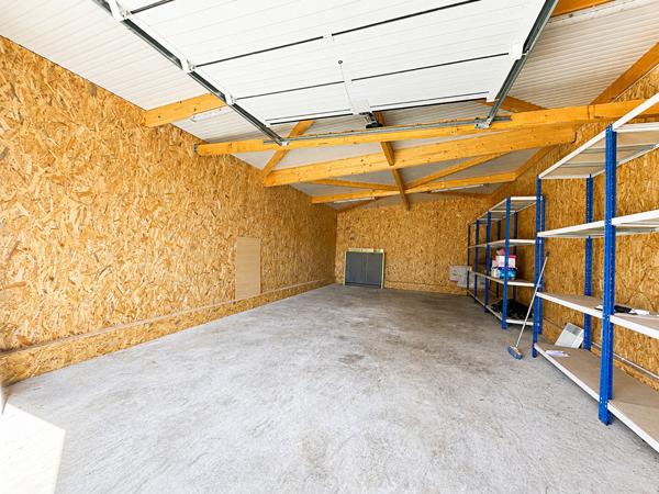 Bâtiment de stockage neuf de 60 m², fonctionnel et sécurisé.
