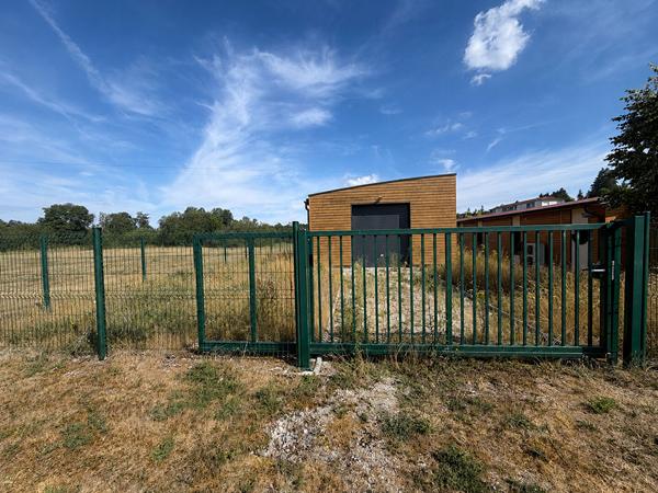 Bâtiment de stockage neuf de 60 m², fonctionnel et sécurisé.