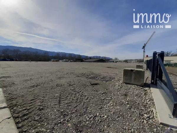 A proximité des accès autoroutes et sur l'axe du Lyon-Turin, terrain plat clôturé et sécurisé pour toute activité.