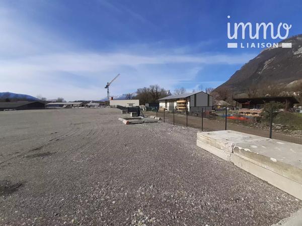 A proximité des accès autoroutes et sur l'axe du Lyon-Turin, terrain plat clôturé et sécurisé pour toute activité.