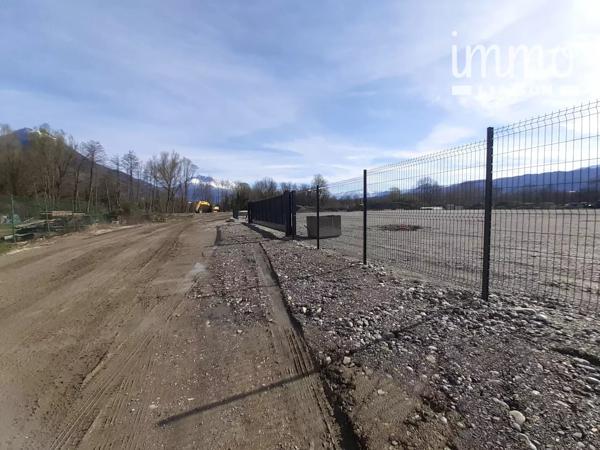 A proximité des accès autoroutes et sur l'axe du Lyon-Turin, terrain plat clôturé et sécurisé pour toute activité.