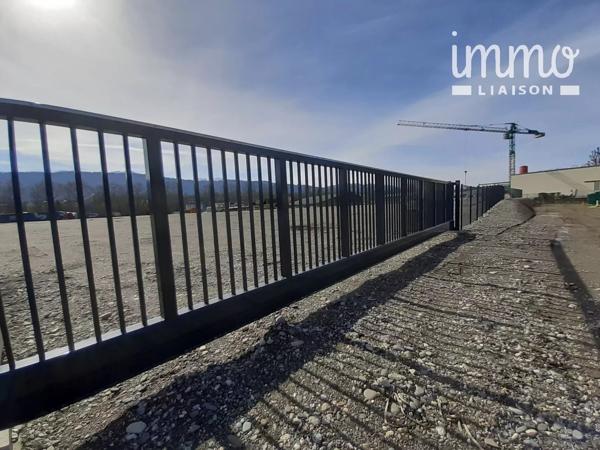 A proximité des accès autoroutes et sur l'axe du Lyon-Turin, terrain plat clôturé et sécurisé pour toute activité.