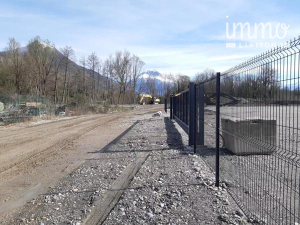A proximité des accès autoroutes et sur l'axe du Lyon-Turin, terrain plat clôturé et sécurisé pour toute activité.