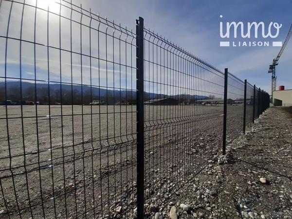 A proximité des accès autoroutes et sur l'axe du Lyon-Turin, terrain plat clôturé et sécurisé pour toute activité.