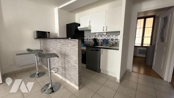 Châlons-en-Champagne - Centre-ville - Appartement T3 avec entrée indépendante et cour commune
...