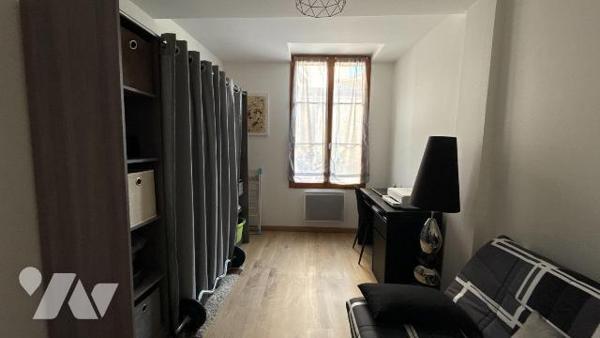 Châlons-en-Champagne - Centre-ville - Appartement T3 avec entrée indépendante et cour commune
...