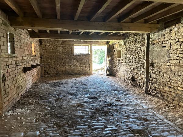 Maison et granges entre Venarey-les-Laumes et Vitteaux (21)