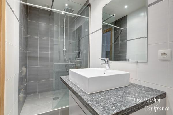 Neuilly-sur-Seine, Appartement 5 pièces en très bon état au sein d'une résidence de standing et ravalée