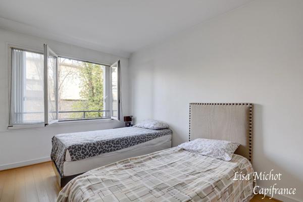 Neuilly-sur-Seine, Appartement 5 pièces en très bon état au sein d'une résidence de standing et ravalée