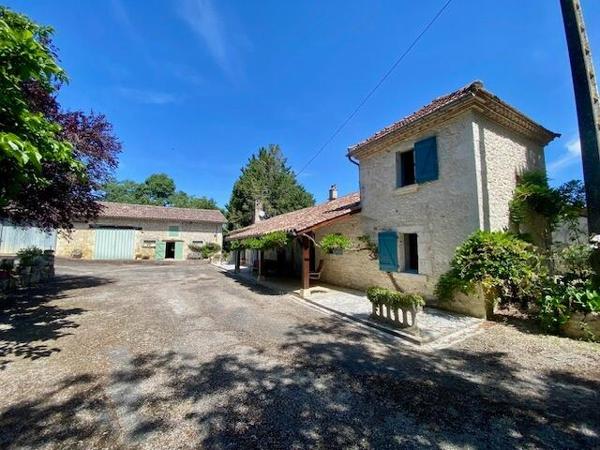 Exclusivité - Proche St Clar - Maison de plain-pied avec pigeonnier, grange et bâtiment