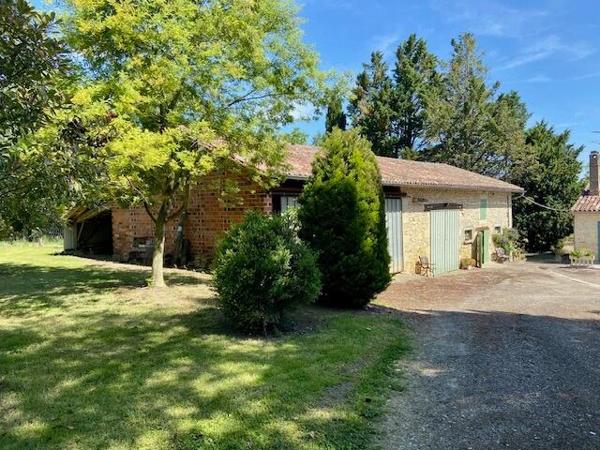 Exclusivité - Proche St Clar - Maison de plain-pied avec pigeonnier, grange et bâtiment