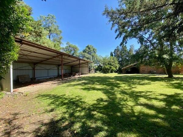 Exclusivité - Proche St Clar - Maison de plain-pied avec pigeonnier, grange et bâtiment