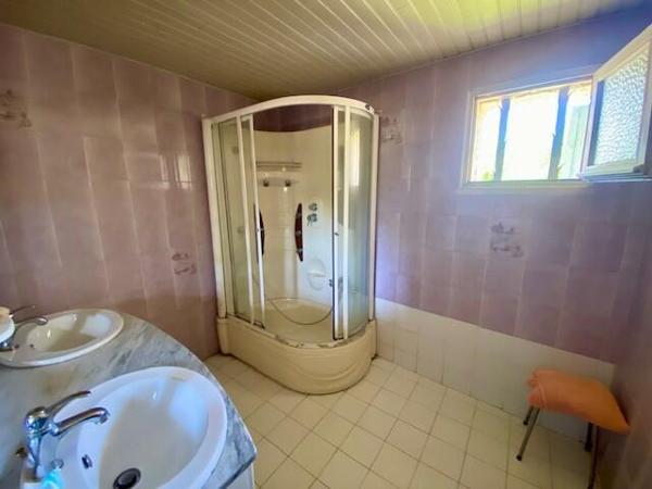 Exclusivité - Proche St Clar - Maison de plain-pied avec pigeonnier, grange et bâtiment