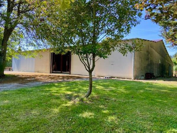 Exclusivité - Proche St Clar - Maison de plain-pied avec pigeonnier, grange et bâtiment