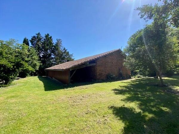 Exclusivité - Proche St Clar - Maison de plain-pied avec pigeonnier, grange et bâtiment