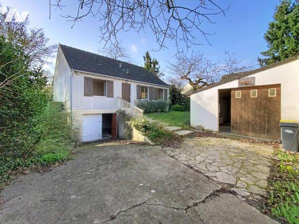 Maison d'habitation élevée sur un sous-sol total comprenant 2 chambres et une dépendance