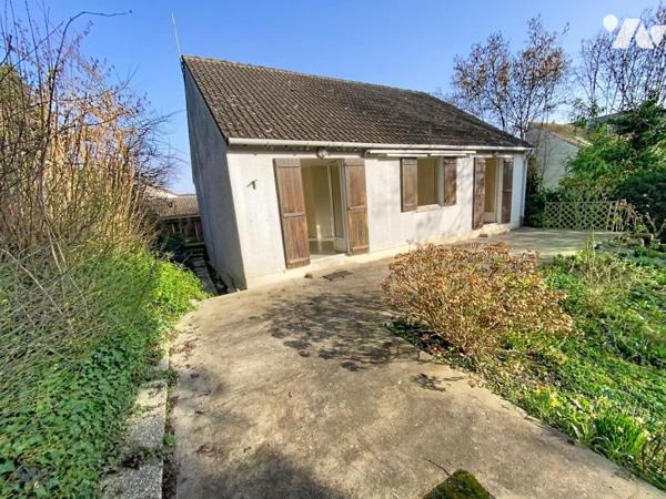 Maison d'habitation élevée sur un sous-sol total comprenant 2 chambres et une dépendance