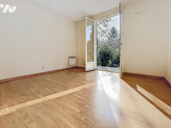 Maison d'habitation élevée sur un sous-sol total comprenant 2 chambres et une dépendance