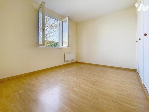 Maison d'habitation élevée sur un sous-sol total comprenant 2 chambres et une dépendance