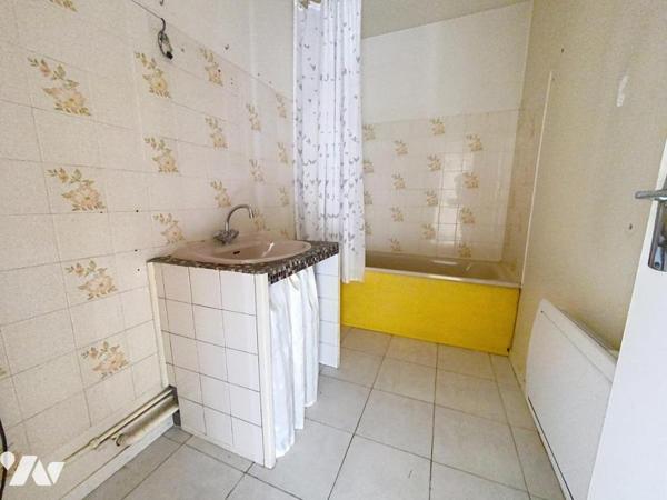 Maison d'habitation élevée sur un sous-sol total comprenant 2 chambres et une dépendance