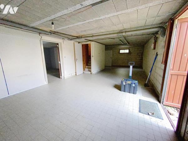 Maison d'habitation élevée sur un sous-sol total comprenant 2 chambres et une dépendance