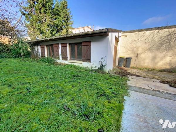 Maison d'habitation élevée sur un sous-sol total comprenant 2 chambres et une dépendance