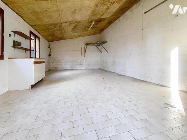 Maison d'habitation élevée sur un sous-sol total comprenant 2 chambres et une dépendance