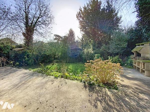 Maison d'habitation élevée sur un sous-sol total comprenant 2 chambres et une dépendance