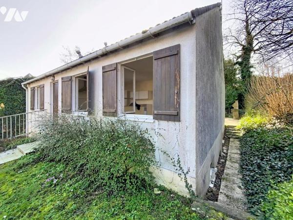 Maison d'habitation élevée sur un sous-sol total comprenant 2 chambres et une dépendance